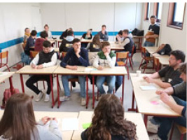 transition et l'adaptation au changement climatique https://agriculture.gouv.fr/pacte-et-loi-dorientation-et-davenir-agricoles-le-kit-de-concertation Une concertation est organisée dans les établissements d'enseignement agricole (technique et supérieur) pour permettre à la génération actuelle d'élèves, d'étudiants, d'apprentis et de stagiaires de la formation adulte de conduire une réflexion active et d'établir des propositions. Pour la région Pays de la Loire, ce jeudi 13 avril, Oniris (Campus sciences de l’alimentation) a accueilli l'une des 2 concertations prévues. Le choix a été fait de centrer les échanges et les réflexions sur les filières d’élevage, tant du métier d’éleveur que des métiers associés, ainsi que le rapport à l’animal et l’alimentation. La rencontre a regroupé pour la première fois des délégations d’élèves des établissements techniques du 44 et du 85. Les ateliers étaient animés par des étudiants ingénieurs et vétérinaires d’Oniris. Merci à Amélie Cam (VET2), Alice De Wilde (ING1), Joachim Dousse (VET2), Chloé Gautier (VET4), Blandine Jolivet (VET2), Clémence Le Roy (ING1) et Lou Molé (ING1) pour le travail d'animation et de synthèse à chaud (!) et à Suzanne Bastian, Julia Poirier et Samira Rousselière pour la préparation en amont de cette journée.